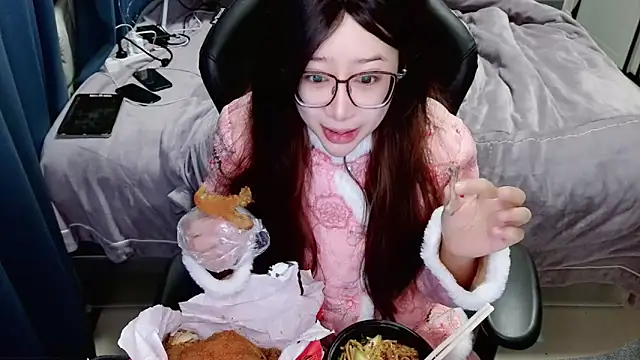 Snapshot of Angelababy001 chatting on January 2025 04:49:02 PM Angelababy001 online show from January 2025 04:49:02 PM