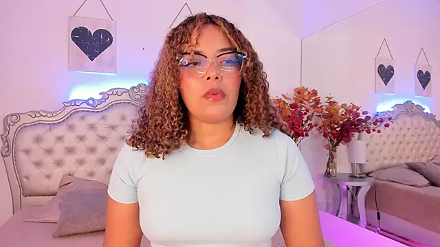 NiaColusi online show from September 2025 06:07:01 PM