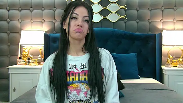 Snapshot of LeyaCass chatting on January 2025 04:34:02 AM LeyaCass online show from January 2025 04:34:02 AM