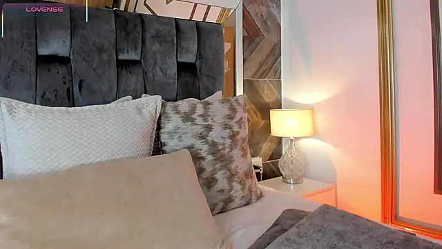 TaniaSmith1 online show from October 2025 12:03:01 AM