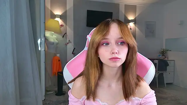 b4by LoL1 online show from November 2025 02:38:02 PM