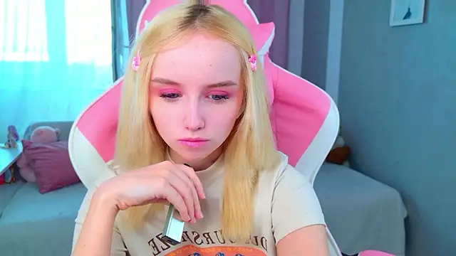 b4by LoL1 online show from February 2026 08:37:02 AM