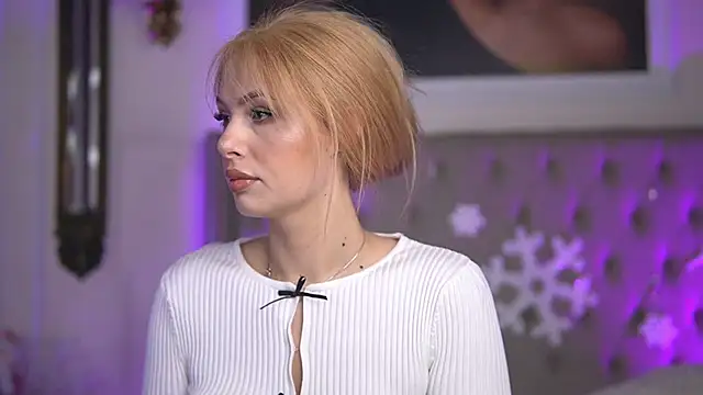 Snapshot of AdelineKing chatting on December 2024 03:40:01 AM AdelineKing online show from December 2024 03:40:01 AM