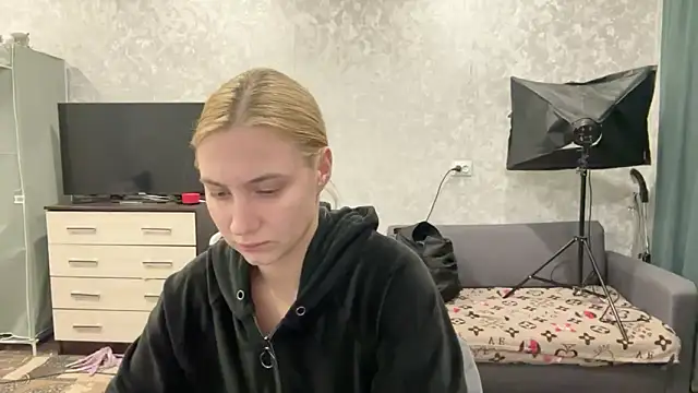 Snapshot of AnneBall chatting on January 2025 05:06:01 PM AnneBall online show from January 2025 05:06:01 PM