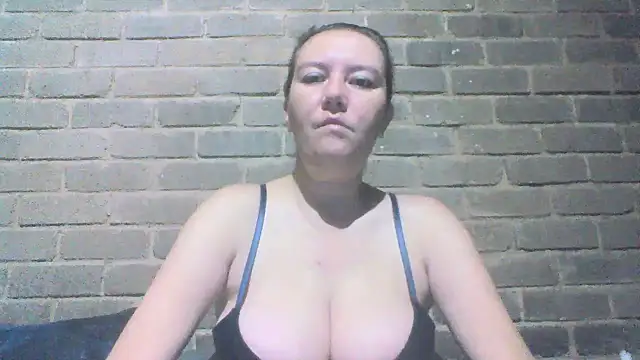 Snapshot of EksJouneMwah chatting on April 2026 07:34:01 AM EksJouneMwah online show from April 2026 07:34:01 AM