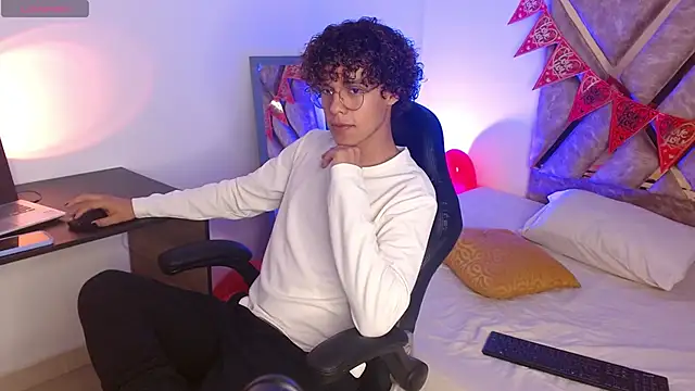 Snapshot of nickolas_moon chatting on February 2025 02:48:02 PM nickolas moon online show from February 2025 02:48:02 PM