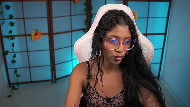 Snapshot of small_emilie chatting on September 2025 09:07:02 PM small emilie online show from September 2025 09:07:02 PM