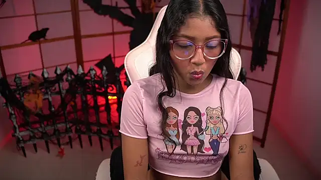 Snapshot of small_emilie chatting on October 2025 03:03:02 PM small emilie online show from October 2025 03:03:02 PM