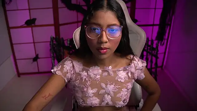 Snapshot of small_emilie chatting on November 2025 01:46:01 PM small emilie online show from November 2025 01:46:01 PM