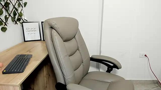 Madeleine  w online show from November 2025 12:10:01 AM