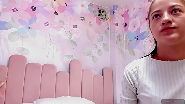 Snapshot of Annie_Cute18_ chatting on January 2025 04:06:02 AM Annie Cute18 online show from January 2025 04:06:02 AM