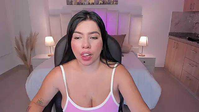 naomii campbell  online show from November 2025 02:41:02 PM