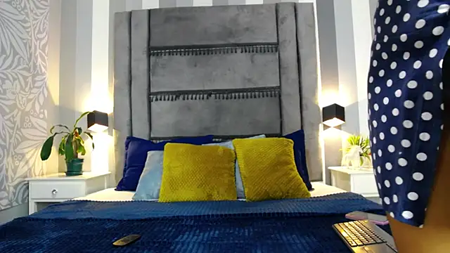 Julianewell online show from January 2025 12:26:02 PM