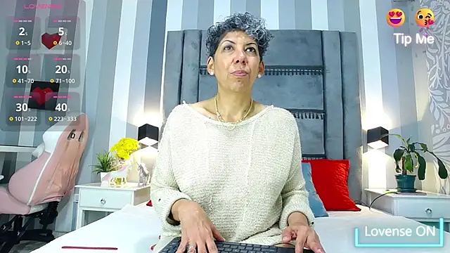 Julianewell online show from March 2025 12:46:01 PM