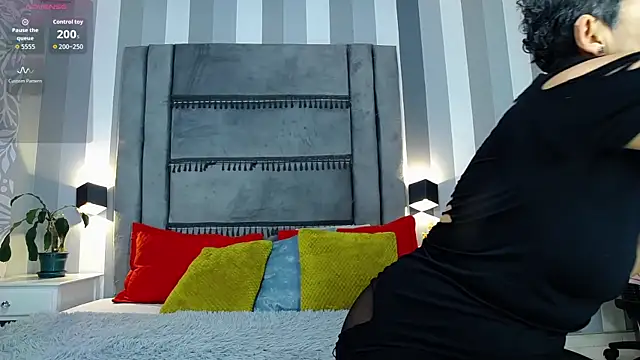 Julianewell online show from October 2025 12:37:01 PM