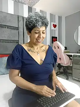 Julianewell online show from November 2025 12:05:02 PM