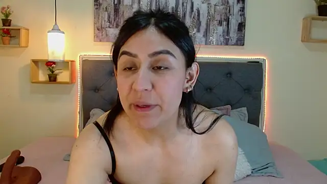 mia aira online show from December 2025 03:51:02 PM