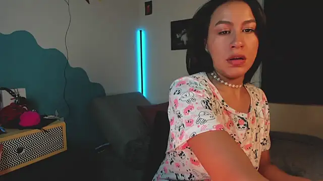 Snapshot of EmiGomez_ chatting on February 2026 01:37:02 AM EmiGomez online show from February 2026 01:37:02 AM