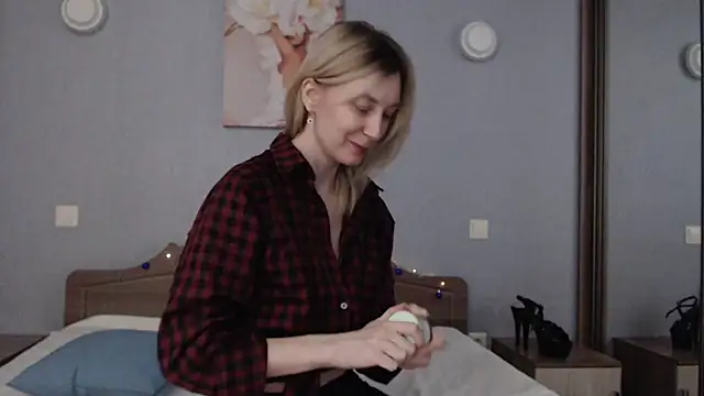 Snapshot of AvelinaLeoni chatting on December 2024 06:30:02 AM AvelinaLeoni online show from December 2024 06:30:02 AM