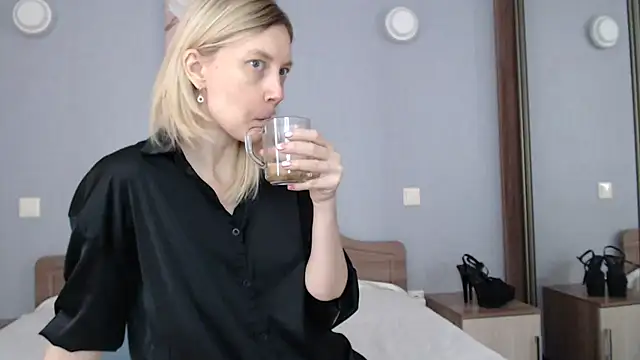 Snapshot of AvelinaLeoni chatting on February 2025 07:13:02 AM AvelinaLeoni online show from February 2025 07:13:02 AM