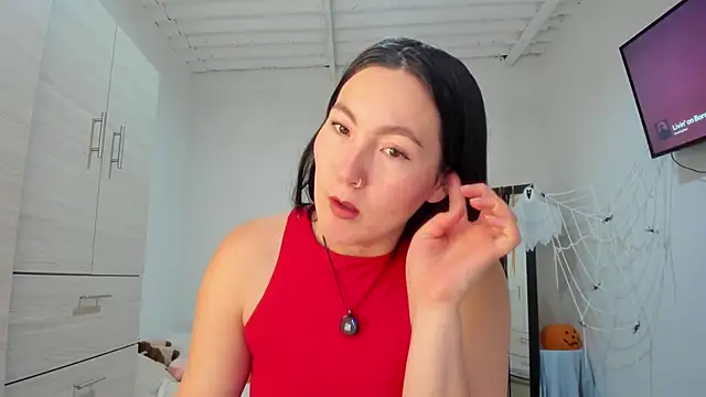 Elle Lee  online show from October 2025 03:04:01 PM