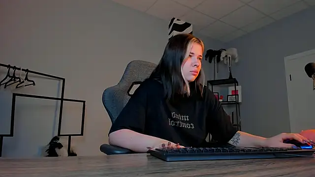 AliceSunday online show from November 2025 02:00:02 AM