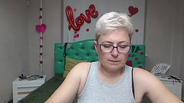Snapshot of EmiliaGree chatting on September 2025 05:04:02 PM EmiliaGree online show from September 2025 05:04:02 PM