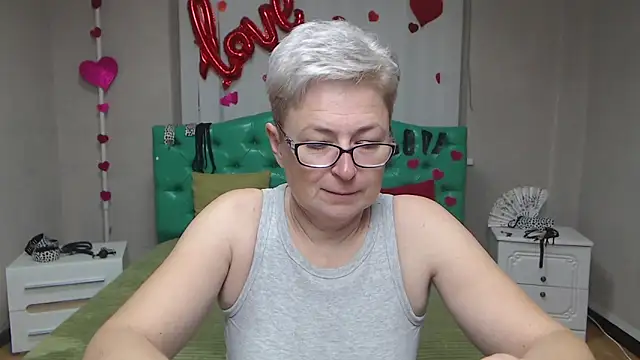 Snapshot of EmiliaGree chatting on October 2025 05:10:02 AM EmiliaGree online show from October 2025 05:10:02 AM
