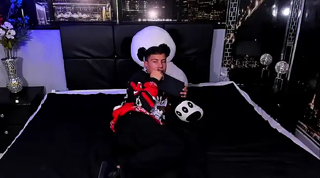 salvadorgomezx online show from December 2024 10:23:02 PM