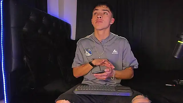 Snapshot of James1lee_ chatting on December 2024 02:45:02 AM James1lee  online show from December 2024 02:45:02 AM