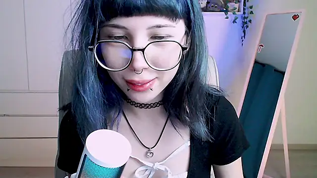 Snapshot of MoriHorri chatting on December 2024 12:40:02 AM MoriHorri online show from December 2024 12:40:02 AM