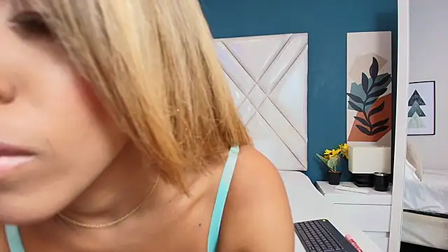 Snapshot of Lana-Gross chatting on February 2025 01:33:01 PM Lana-Gross online show from February 2025 01:33:01 PM