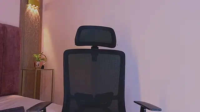 Snapshot of Emy_leon chatting on November 2025 07:03:02 PM Emy leon online show from November 2025 07:03:02 PM