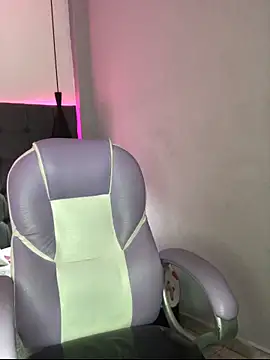 JackSwan18 online show from November 2025 07:43:01 PM