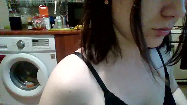 Snapshot of MikaKors chatting on February 2025 12:32:01 PM MikaKors online show from February 2025 12:32:01 PM