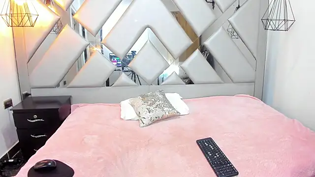 Nahomi-Hill online show from December 2025 01:34:01 AM