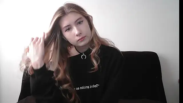 ErikaShyy online show from November 2025 11:00:02 AM