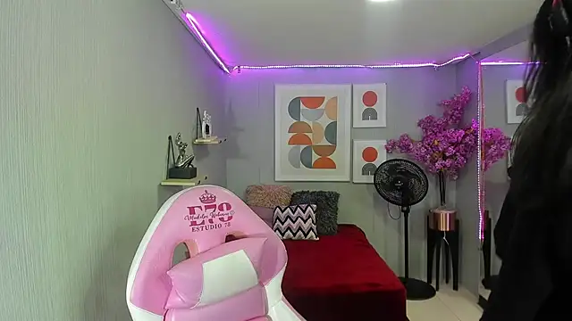 Snapshot of Dafne_huges chatting on February 2025 07:16:01 PM Dafne huges online show from February 2025 07:16:01 PM