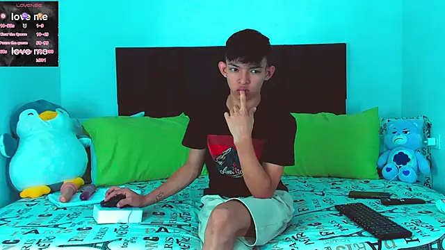 Snapshot of Tonny_twink_ chatting on February 2025 08:11:02 AM Tonny twink  online show from February 2025 08:11:02 AM
