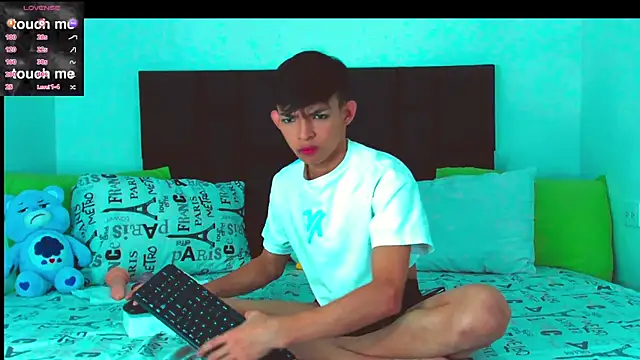 Snapshot of Tonny_twink_ chatting on February 2025 04:21:02 PM Tonny twink  online show from February 2025 04:21:02 PM