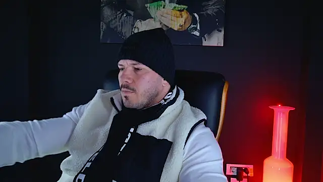 Snapshot of AngeloEric chatting on December 2024 09:28:02 AM AngeloEric online show from December 2024 09:28:02 AM