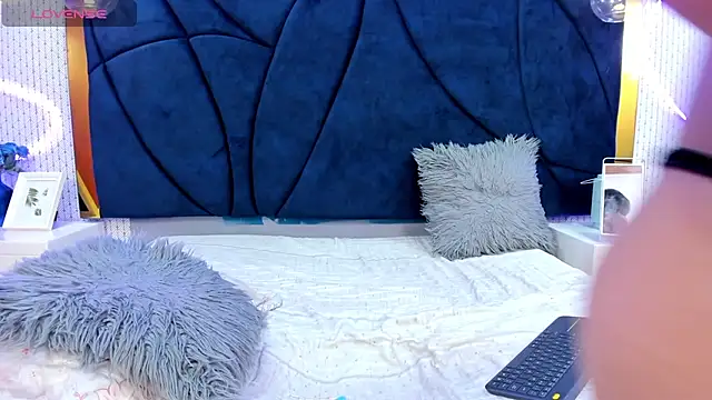 LARISSAEVANS online show from March 2025 06:12:01 PM