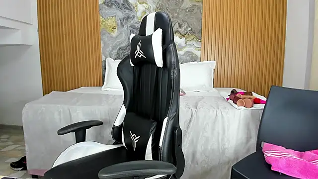 Danna topless online show from January 2025 03:33:01 PM