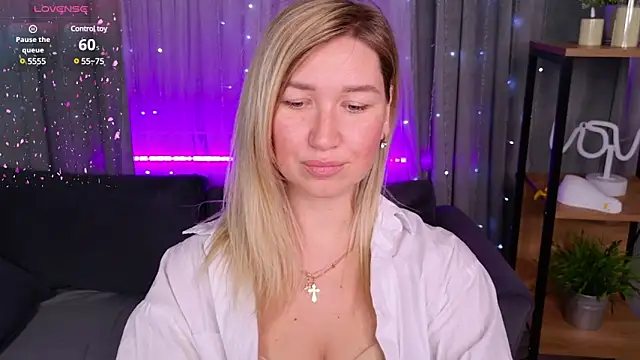 MilaBott online show from January 2025 07:45:01 PM