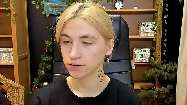 Moon13152 online show from December 2024 04:06:01 PM