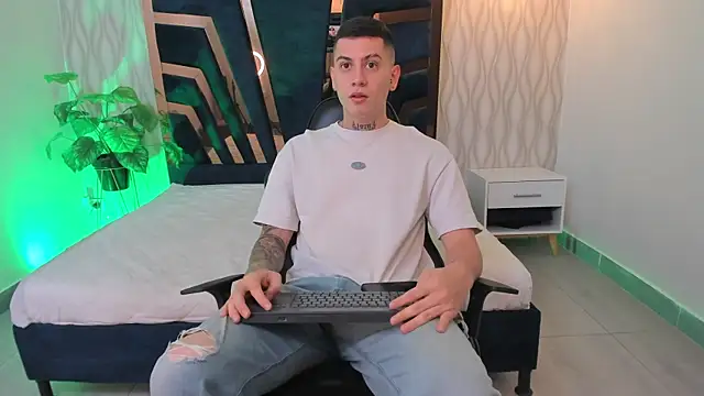 Yeiko Romero  online show from March 2025 05:26:02 PM