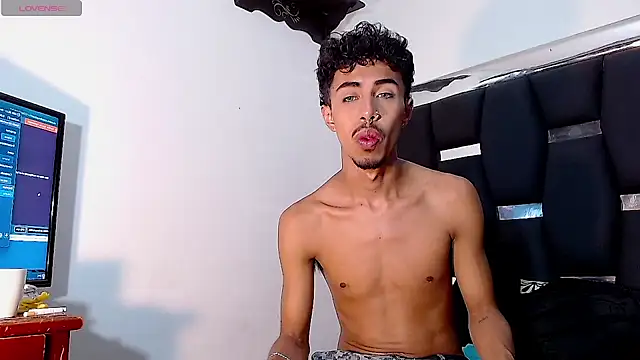 Snapshot of RyanRizzo chatting on December 2024 01:57:02 AM RyanRizzo online show from December 2024 01:57:02 AM