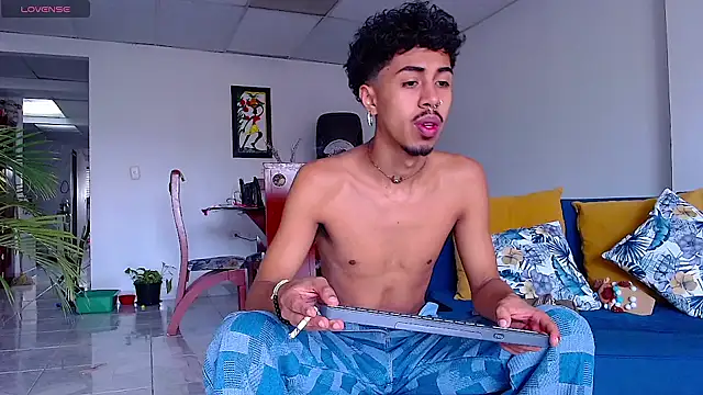 Snapshot of RyanRizzo chatting on January 2025 06:59:02 PM RyanRizzo online show from January 2025 06:59:02 PM