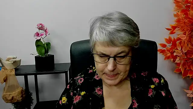 Snapshot of IrisDream chatting on December 2024 01:57:02 PM IrisDream online show from December 2024 01:57:02 PM