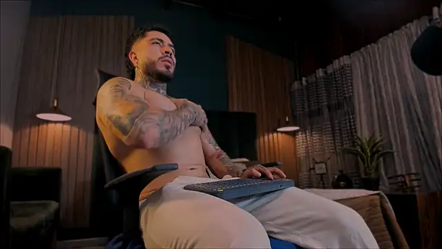 Snapshot of LeoSalvatore_ chatting on January 2025 03:44:02 AM LeoSalvatore online show from January 2025 03:44:02 AM